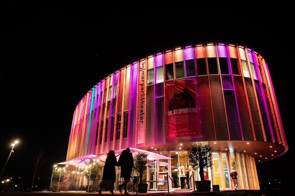 Bijlmer-Parktheater-exterieur-avond-cr-Maarten-Mooijman[74] copy.jpg