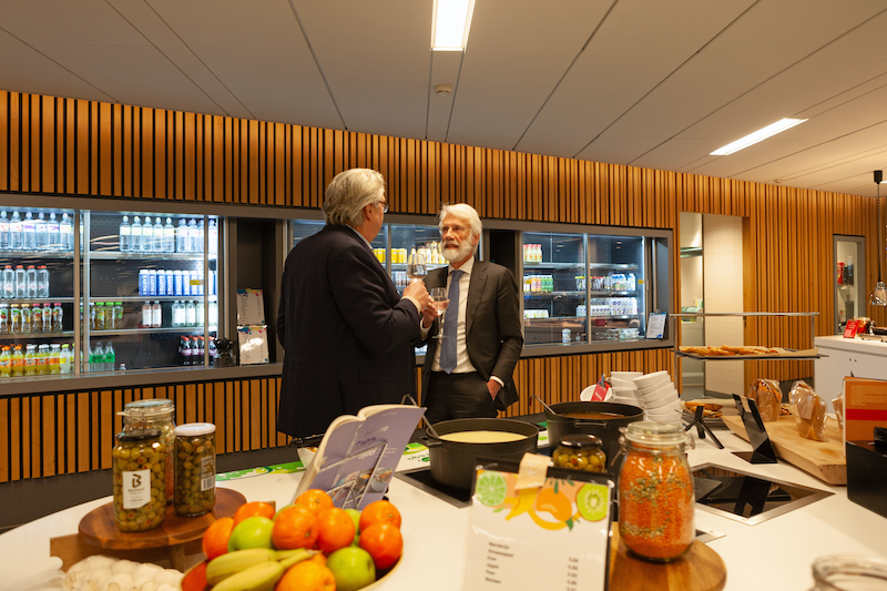 Ambassadeur aan tafel Erik Scherder (Fotografie: Dirk Kome)